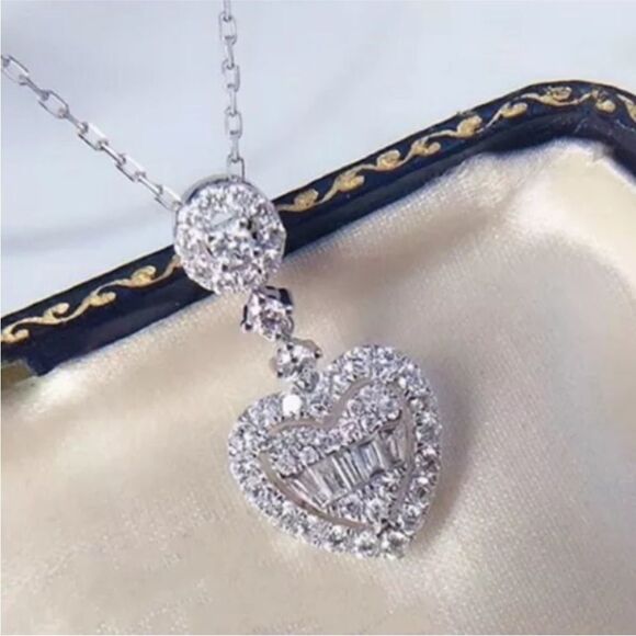 The loving heart pendant necklace in 925 silver and lab created diamonds. - Picture 2 of 12
